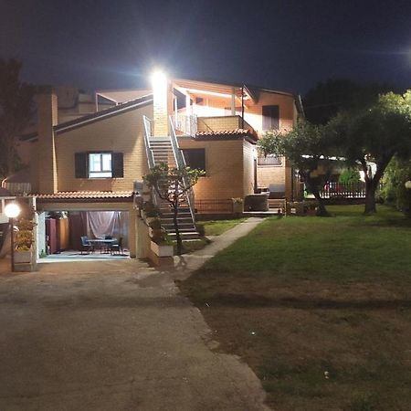 Villa Giuliana Stanze Con Bagno Interno In Villa A 350 Mt Spiaggia Libera Lido Delle Sirene Anzio Exterior photo