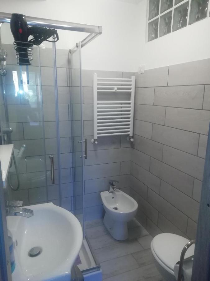 Villa Giuliana Stanze Con Bagno Interno In Villa A 350 Mt Spiaggia Libera Lido Delle Sirene Anzio Exterior photo